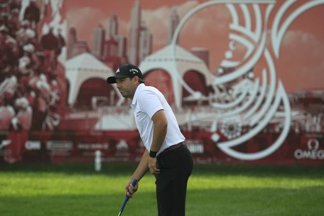 Sergio García en el green del 18 durante la tercera ronda en Dubai. © Golffile | Thos Caffrey