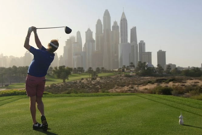 Miguel Ángel Jiménez en el hoyo 8 del Emirates Golf Club durante la previa del Omega Dubai Desert Classic. © Golffile | Thos Caffrey