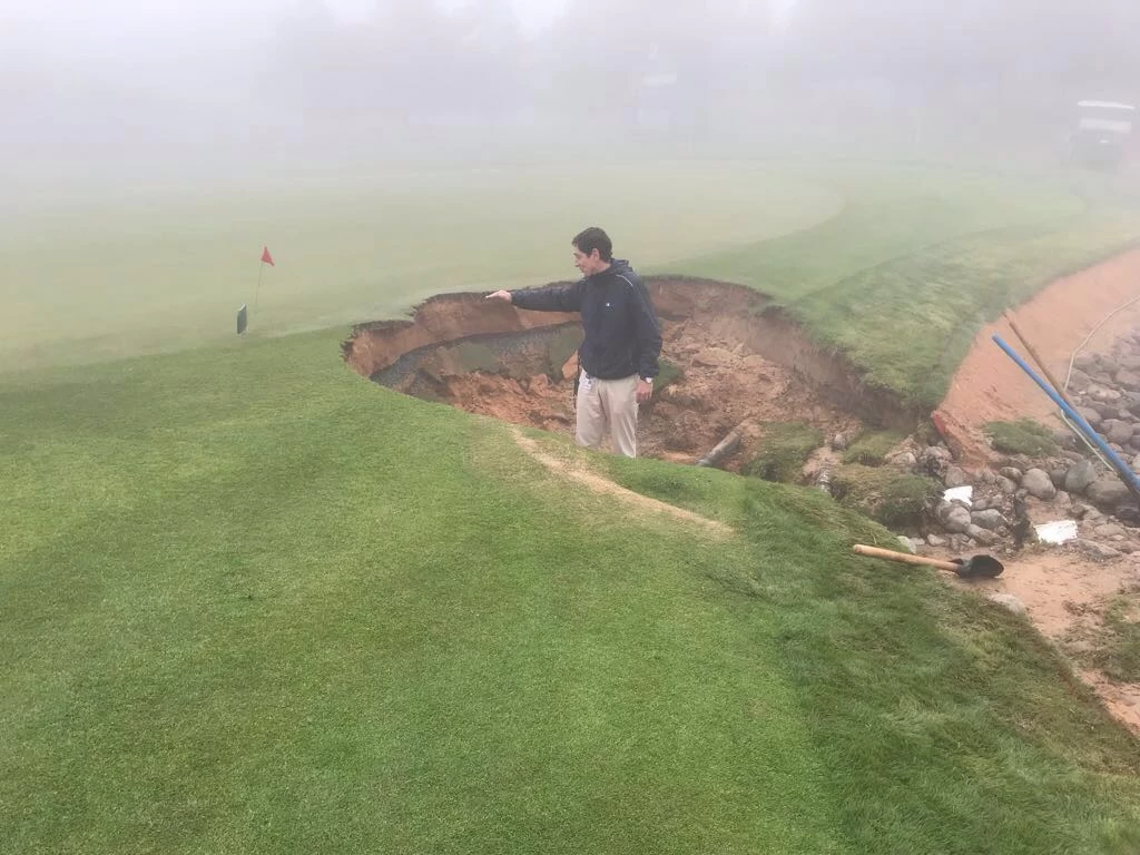 Miguel Vidaor contempla el cráter descubierto en el green del hoyo 2 de Abu Dhabi el lunes por la mañana.