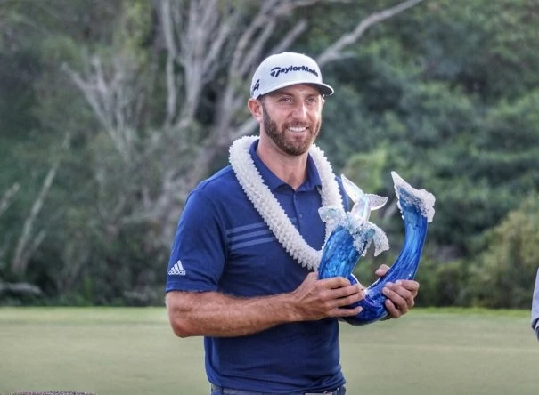 Dustin Johnson posa con el trofeo de campeón del Sentry TOC en 2018. © PGA Tour