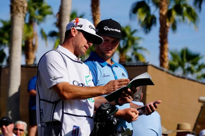 Jon Rahm, con su caddie © Twitter PGA Tour