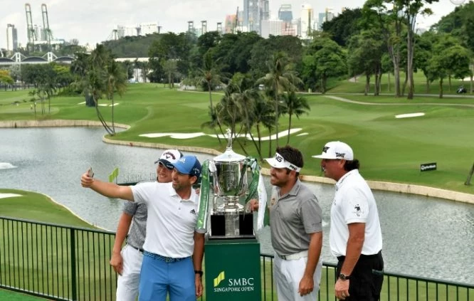 Sergio García se hace una foto con el trofeo en Singapur, junto a Ishikawa, Oosthuizen y Pat Perez. © Asian Tour