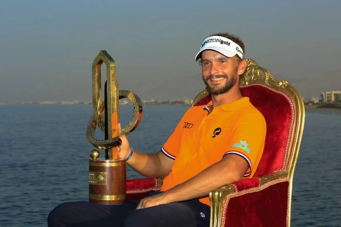Joost Luiten, posa con el trofeo de ganador del NBO Oman Open. © Golffile | Phil Inglis