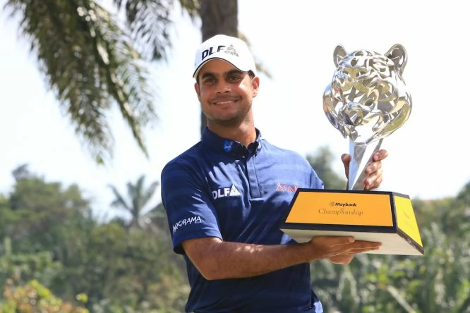 Shubhankar Sharma posa con el trofeo de ganador del Maybank Championship. © Golffile | Thos Caffrey