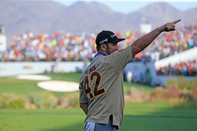 Jon Rahm saluda al público en el hoyo 16 con la camiseta de Tillman, exjugador de fútbol americano de Arizona State. © Eoin Clarke | Golffile