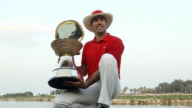 Álvaro Quirós, primer español en lograr el triunfo en Doha, posa con el trofeo de ganador del Qatar Masters 2009.