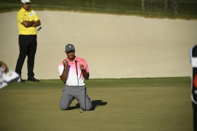 Tiger Woods se lamenta en el geen del hoyo 18 cuando su bola lamió el borde sin entrar en el hoyo. © Golffile | Dalton Hamm