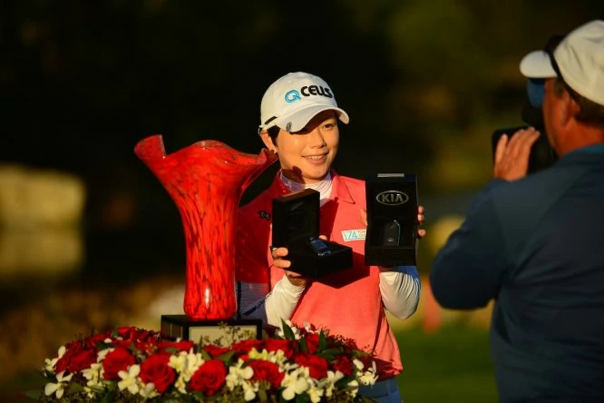 Eun Hee Ji posa con el trofeo del Kia Classic y las llaves de los dos coches que ganó el domingo. © Golffile | Bruce Sherwood