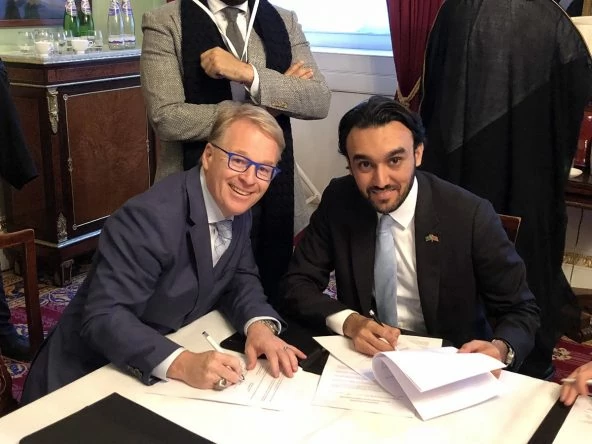 HRH Prince Abdulaziz bin Turki Al Faisal, Deputy Chairman of the Saudi Arabia General Sports Authority, signs the MOU with Keith Pelley.