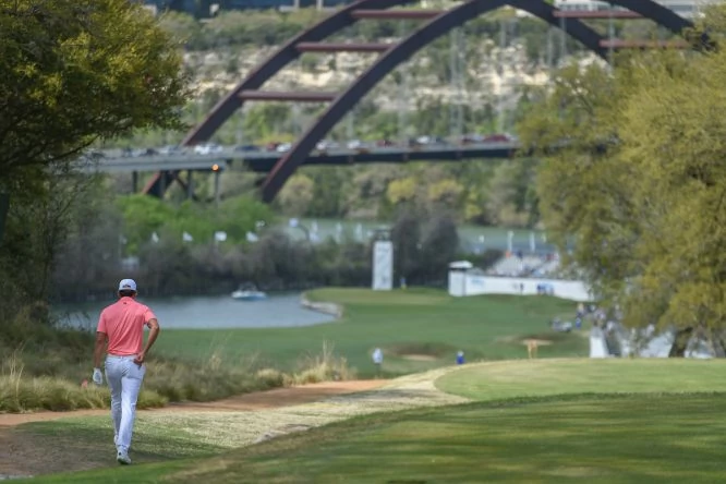 Rafael Cabrera Bello, en el hoyo 12, con el mítico puente que se divisa desde el Austin Country Club al fondo. © Golffile | Ken Murray