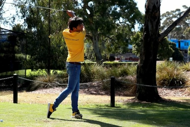 Carlos Sainz, jugando al golf en Melbourne