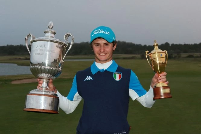 Andrea Romano posa con el trofeo en Acaya. © GolfToday