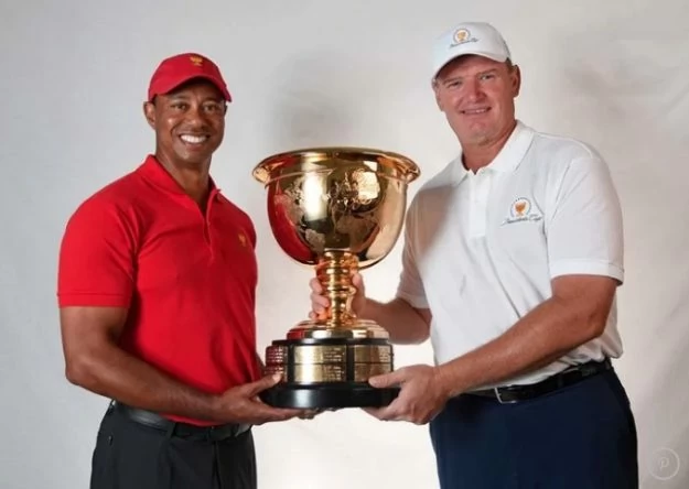 Tiger Woods y Ernie Els posan con la copa de la Presidents durante el anuncio de que serán los capitanes en 2019.