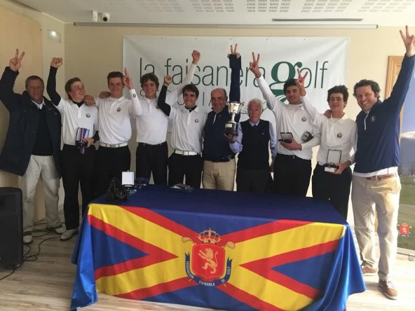 El combinado de la Federación de Golf de Madrid celebrando su victoria en el Interautonómico Sub-18. © Adolfo Juan Luna