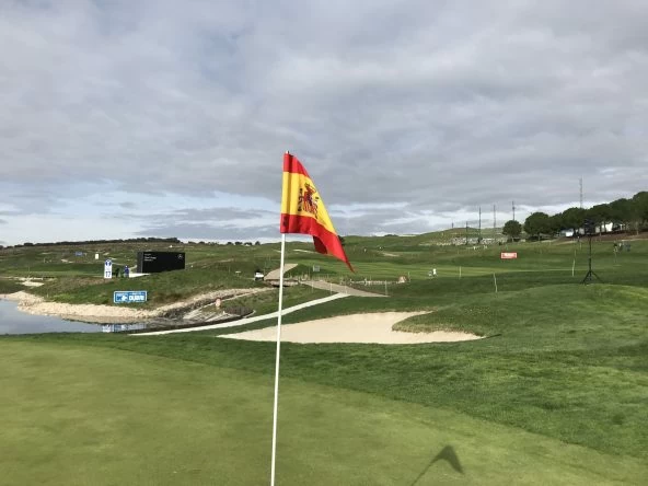 La bandera del Open de España luce en el green del hoyo 18. © Tengolf