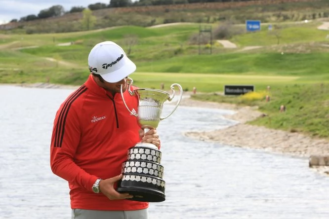 Jon Rahm posa con el trofeo de ganador del Open de España. © Golffile | Thos Caffrey