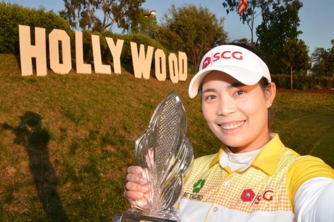 Moriya Jutanugarn se hace el selfie de campeona del LPGA. © Twitter