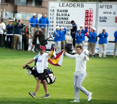Nacho Elvira y Diego Suazo despliegan la bandera ante el público que abarrotaba el hoyo 18. © Twitter