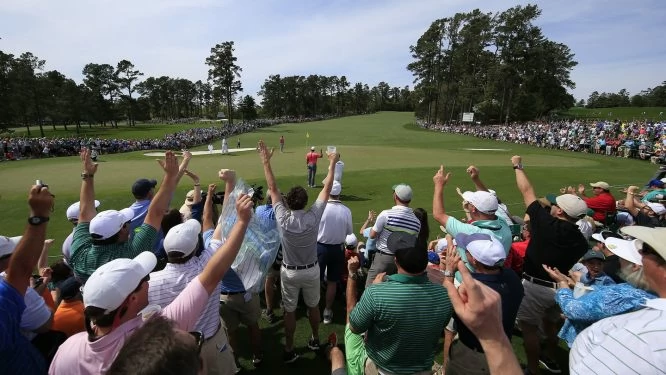 El público celebra el chip embocado por Tiger Woods en el hoyo 2 el lunes durante la ronda de prácticas. © Masters