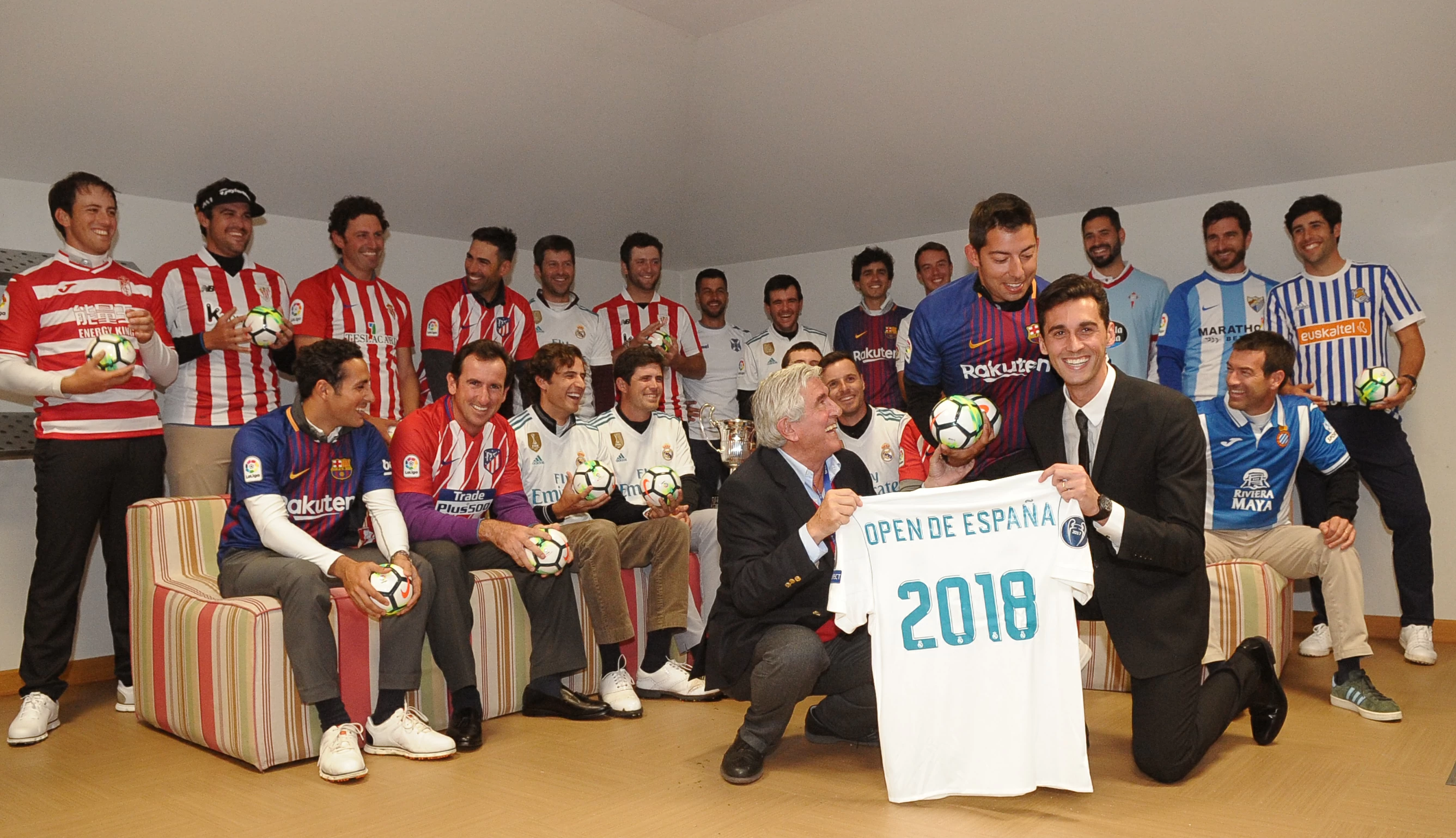 Pablo Larrazábal bromea con Álvaro Arbeloa y la camiseta del Barcelona. © Luis Corralo.
