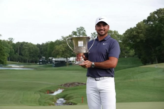 Jason Day posa con el trofeo de ganador del Wells Fargo Championship. © Twitter PGA Tour