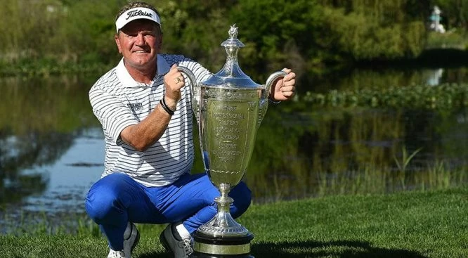 Paul Broadhurst posa con el trofeo de campeón del Senior PGA Championship. © PGA Tour Champions