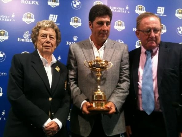 Emma Villacieros, junto a José María Olazábal, Richard Hills y el trofeo de la Ryder Cup.