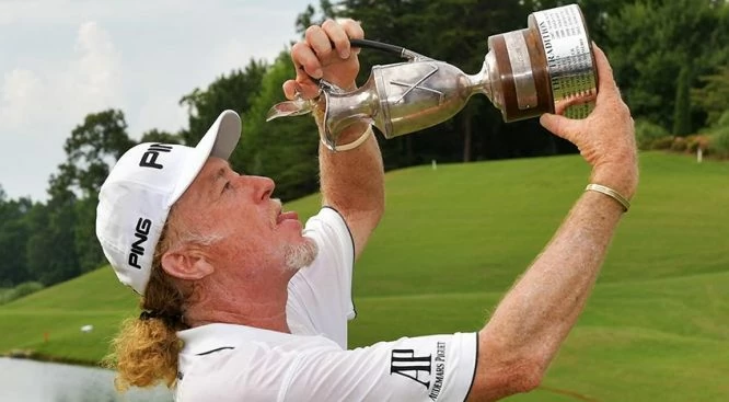 Miguel Ángel Jiménez posa a su manera con el trofeo del Regions Tradition. © PGA Tour Champions