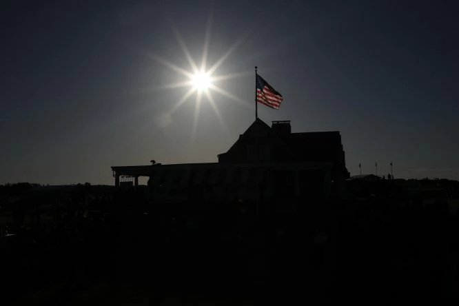 El sol se eleva sobre la casa club de Shinnecock Hills minutos antes de comenzar la primera ronda del Us Open. Copyright USGA/Jeff Haynes