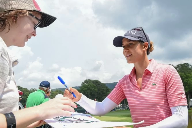 Azahara Muñoz firma autógrafos durante el US Open. © Golffile | Ken Murray
