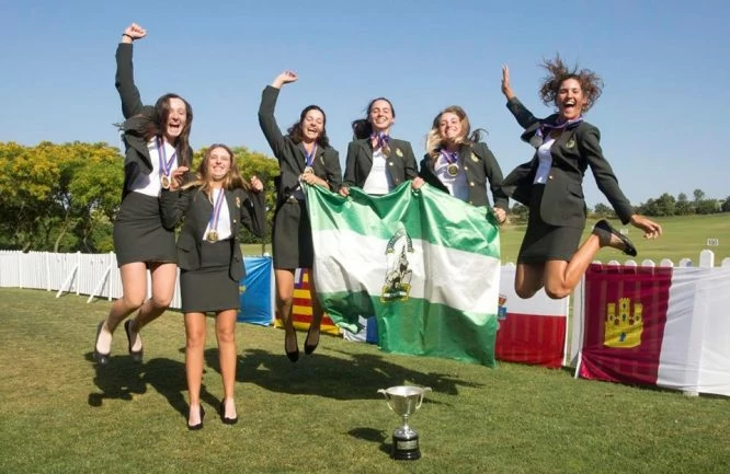 El equipo representante de Andalucía celebrando la victoria en el Interautonómico Absoluto Femenino 2018. © Ángel García-Mier