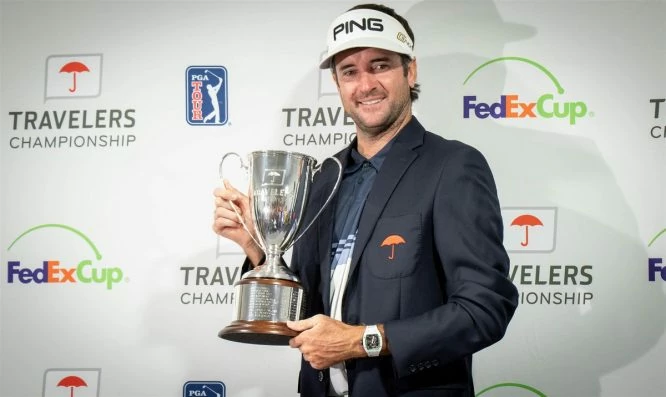 Bubba Watson posa con el trofeo de ganador del Travelers Championship. © PGA Tour