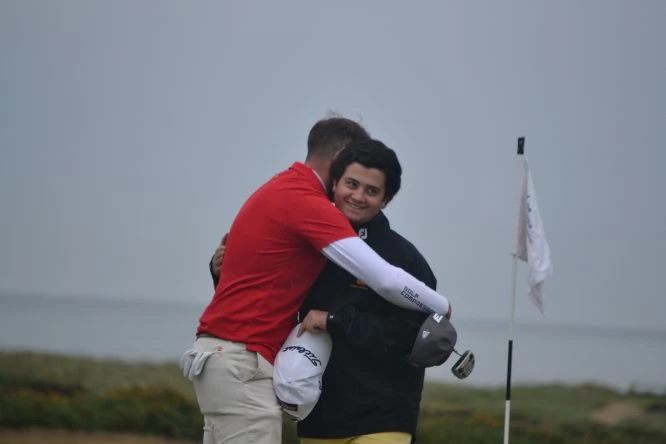 Víctor Pastor se abraza con Jorge Maicas al acabar la segunda ronda del British Amateur. © Adolfo Juan Luna