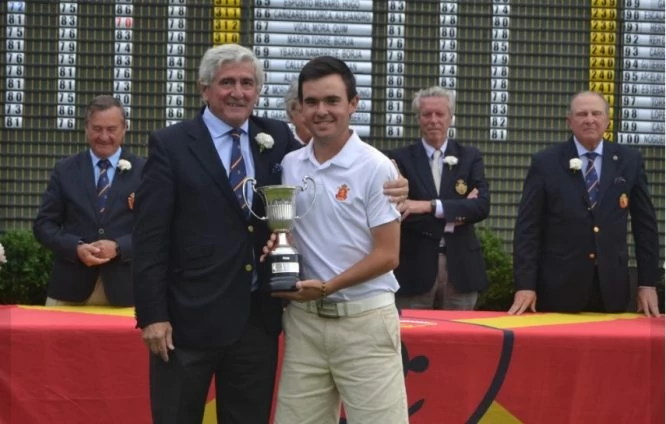Ángel Hidalgo, con el trofeo de ganador del Campeonato de España Absoluto. © Adolfo Juan Luna