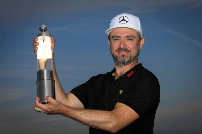 Mikko Korhonen posa con el trofeo de campeón en Austria. © Golffile | Phil Inglis