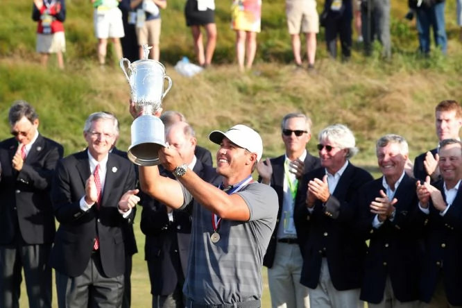 Brooks Koepka posa con el trofeo de ganador del US Open 2018. © Golffile | Brian Spurlock