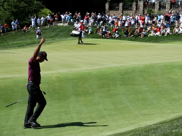 Tiger Woods celebra el chip embocado en el hoyo 18.