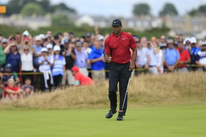 Tiger Woods saca el puño para celebrar su putt de birdie en el hoyo 4. © Eoin Clarke | Golffile