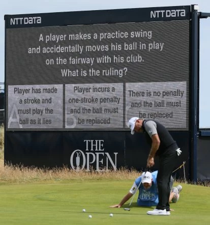 Las pantallas del Open van haciendo preguntas sobre las Reglas de Golf. © Golffile | David Lloyd