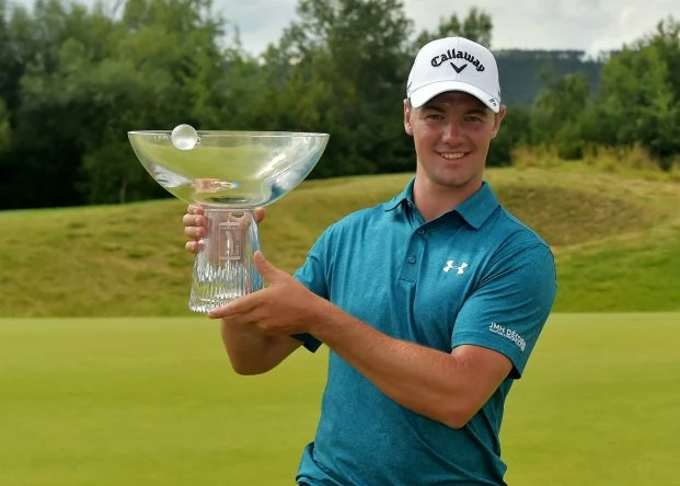 Ben Stow posa con el trofeo de campeón del Prage Golf Challenge. © Challenge Tour