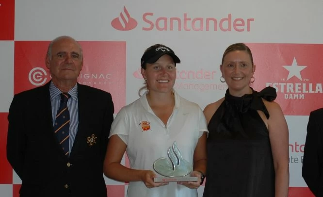 Camilla Hedberg recoge el premio de ganadora del Santander Golf Tour en La Peñaza.