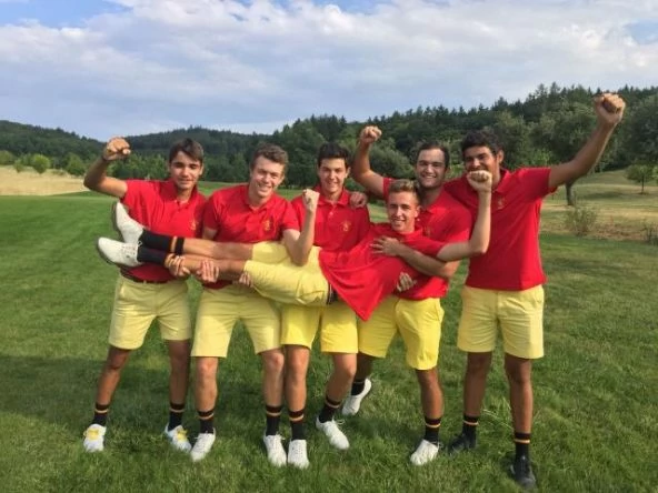 El equipo español al completo celebra el oro cosechado en los Campeonato de Europa sub 18.