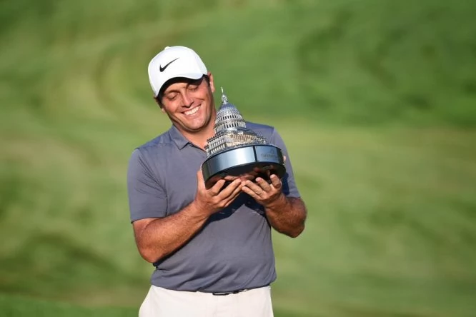 Francesco Molinari posa con el trofeo de campeón del Quicken Loans National. © PGA Tour