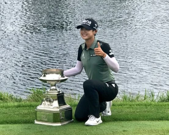 Sung Hyun Park posa con su trofeo de campeona del KPMG Women's PGA Championship. © LPGA