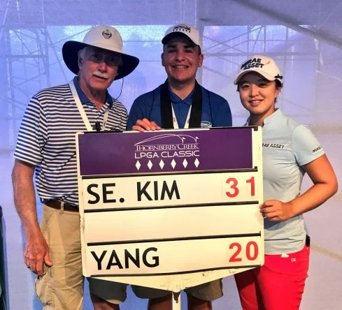 Sei Young Kim posa con el nuevo récord que ha establecido en el LPGA Tour. © LPGA