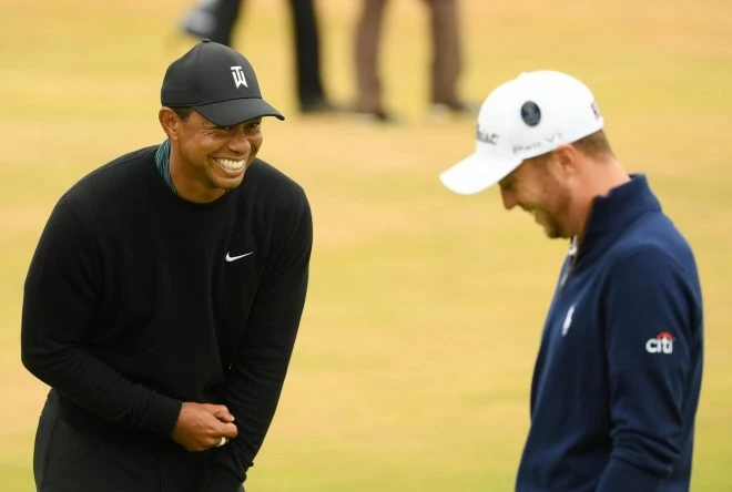 Tiger Woods sonríe con Justin Thomas durante la ronda de prácticas.