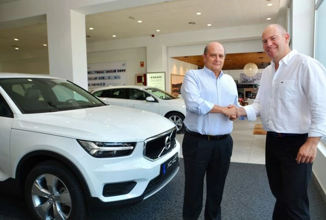 Rafael Vargas, director comercial de Volvo Battinver, y Esteban Berriochoa, CEO de Executive Golf, posan con un simbólico apretón de manos tras la renovación del acuerdo en el concesionario de Volvo Battinver de Alcobendas.