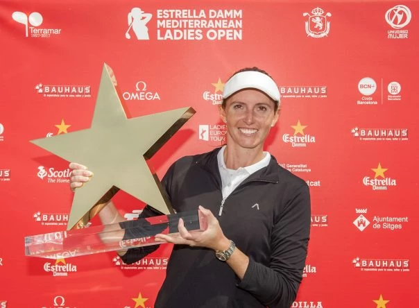 Florentyna Parker posa con el trofeo de ganadora del Estrella Damm Mediterranean Ladies Open 2017.