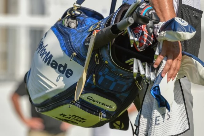 La Cuchara de Palo colgando de la bolsa de Jon Rahm durante la tercera ronda. © Golffile | Ken Murray