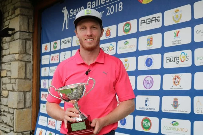 Jacobo Pastor con el trofeo de ganador del Seve Ballesteros PGA Tour 2018 en Neguri.